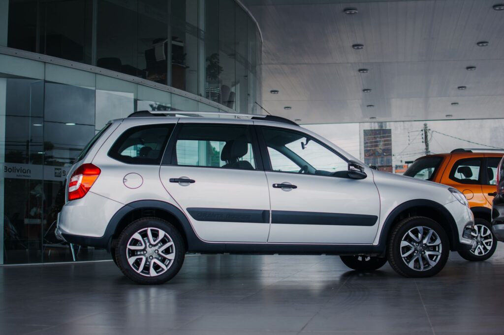 Side view of a silver Lada Granta Cross parked indoors in a Santa Cruz showroom.