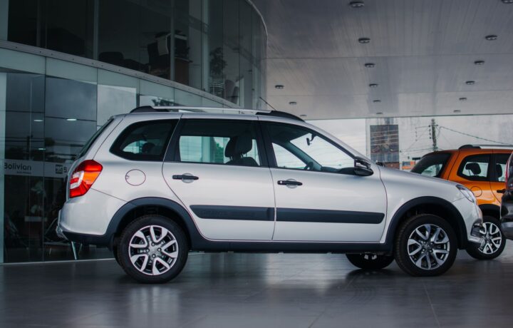 Side view of a silver Lada Granta Cross parked indoors in a Santa Cruz showroom.